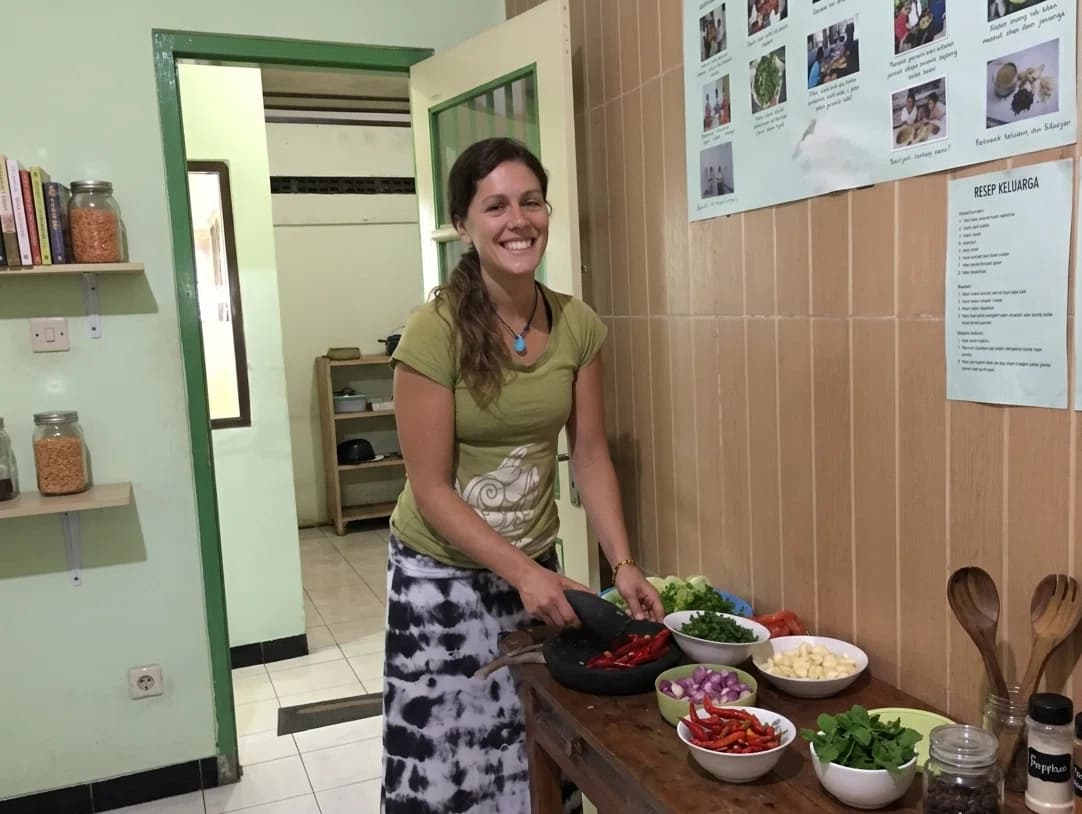 A Puri Bahasa student preparing ingredients during a cooking class