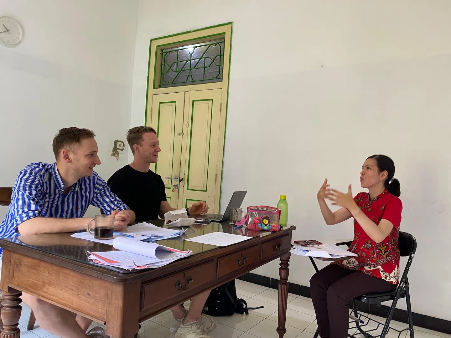 Puri Bahasa students in a lesson with a teacher in batik attire explaining gesturally